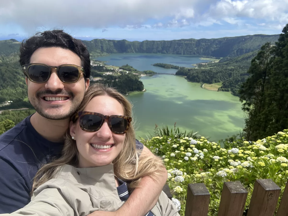 Alicia y Cristian en un mirador sobre la Laguna de las Siete Ciudades, Azores