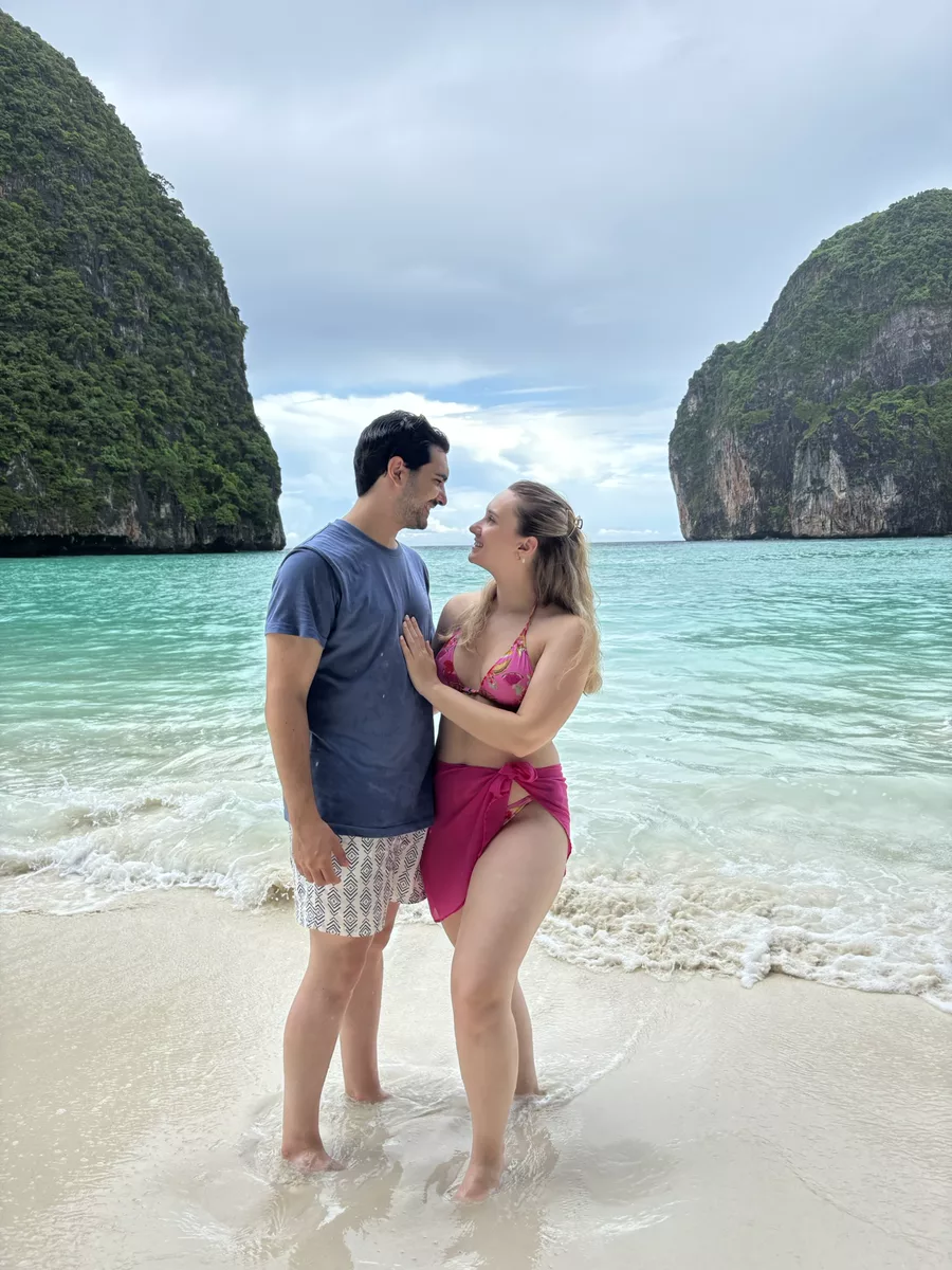 Alicia y Cristian en una playa de Koh Phi Phi, Tailandia