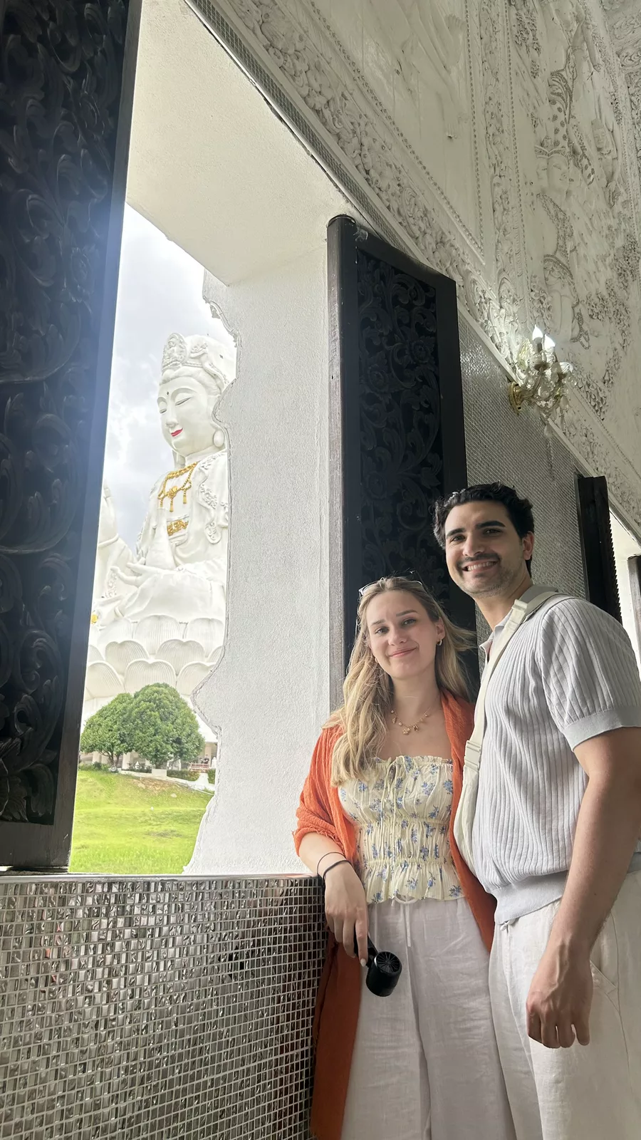 Alicia y Cristian visitando un templo en Tailandia